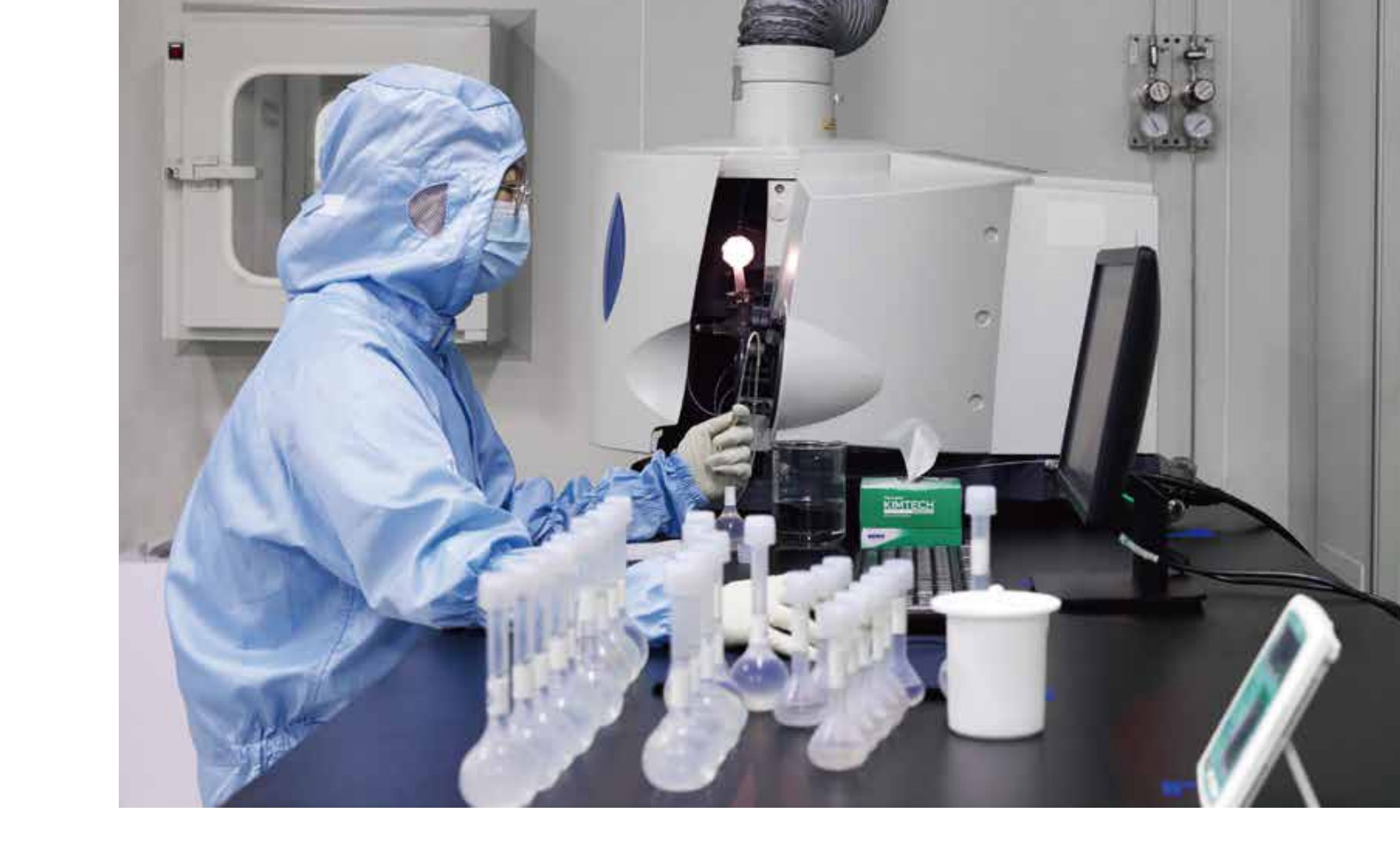 SIAMC 實驗室進行材料純度分析與檢測（示意）